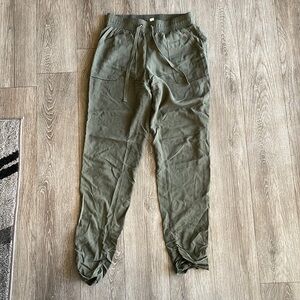 Pink rose woman’s small green pants